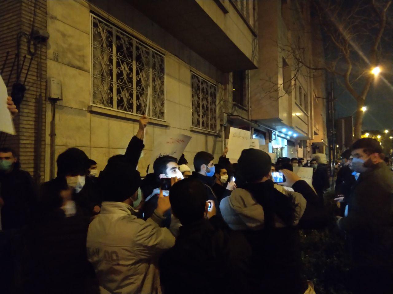 تجمع اعتراضی دانشجویان مقابل شورای عالی امنیت ملی درپی ترور دانشمند هسته‌ای